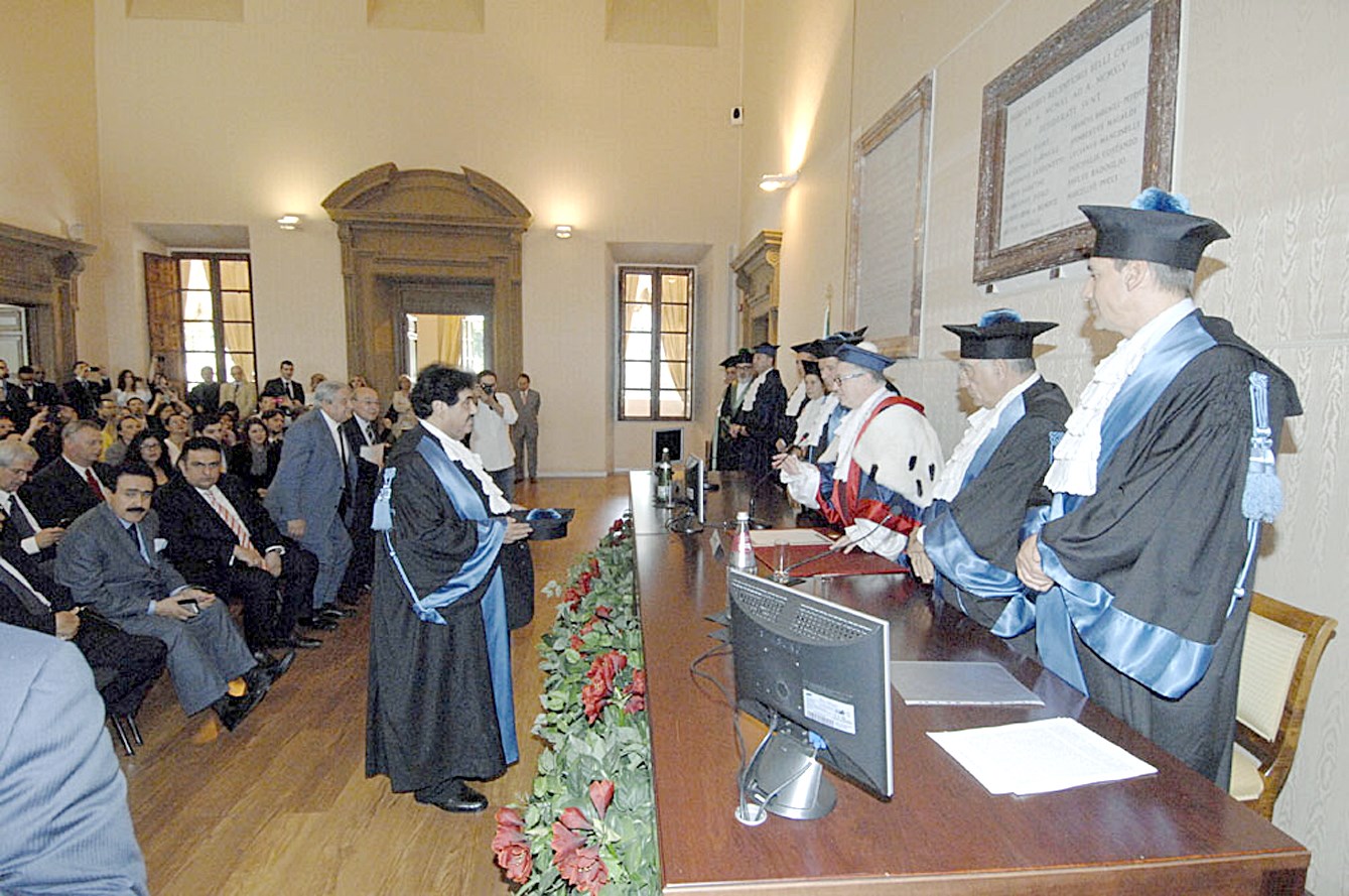 من مراسم منح الشيخ ناصر المحمد شهادة الدكتوراه