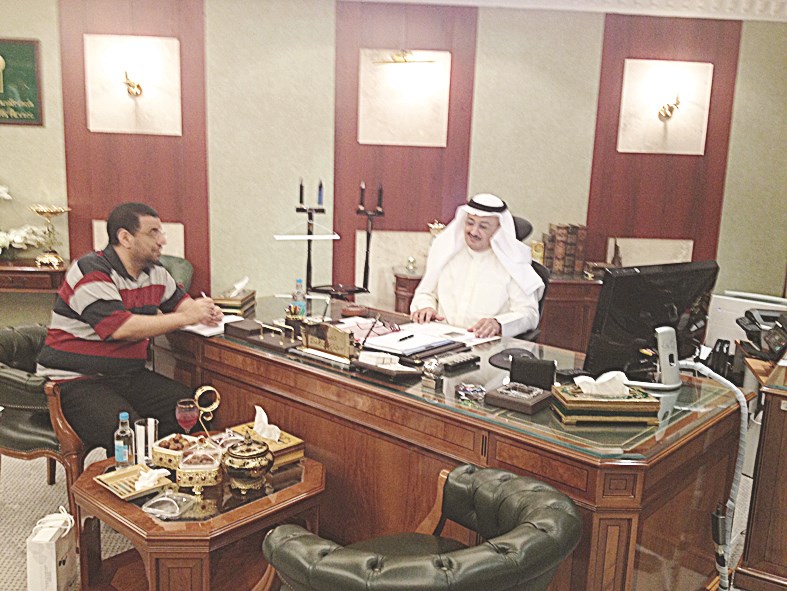 بدر العنزي متحدثاً للزميل عبدالله فهمي