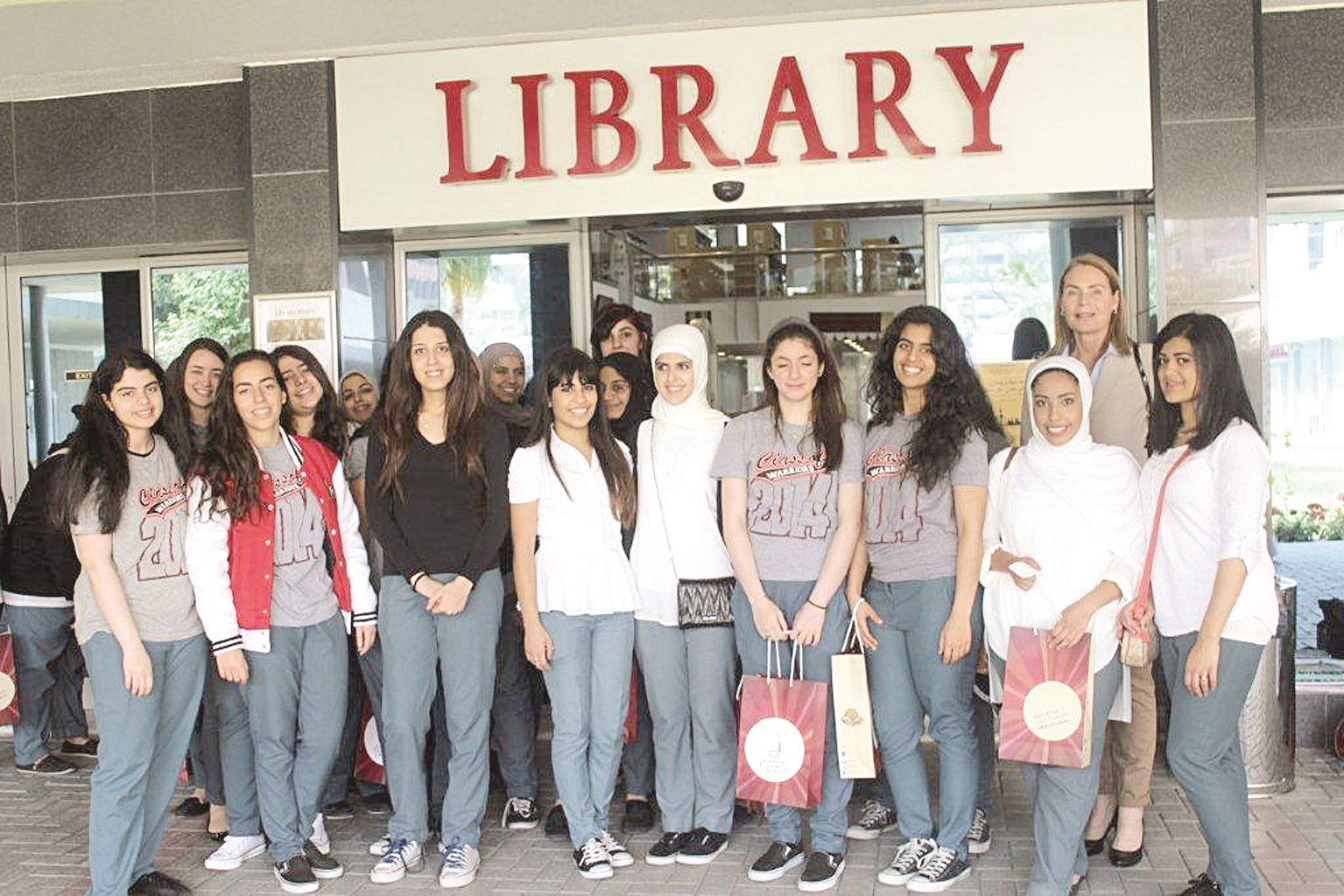 u0639u062fu062f u0645u0646 u0627u0644u0637u0627u0644u0628u0627u062a u0623u0645u0627u0645 u0645u0643u062au0628u0629 u0627u0644u062cu0627u0645u0639u0629