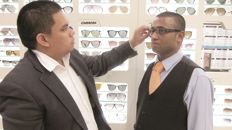 توفير نظارات طبية للعاملين