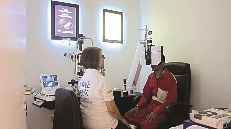 إجراء فحص عيون للعاملين في الافنيوز