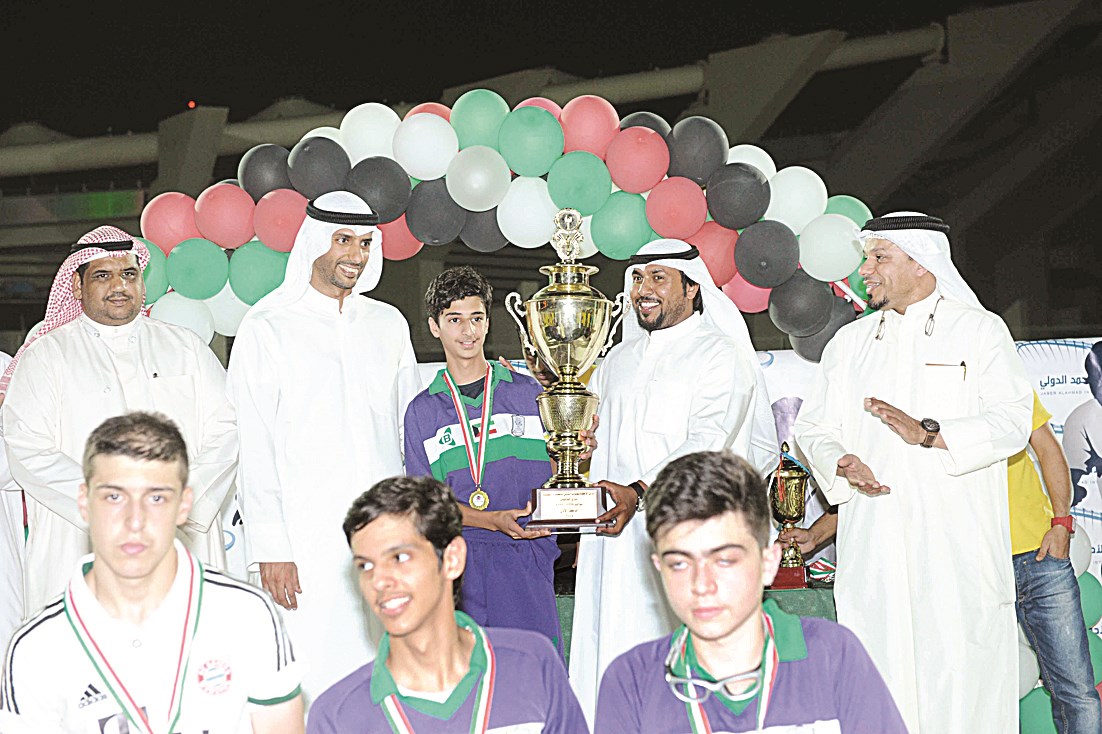 أفضل لاعب يتسلم الكأس بحضور خالد الغانم