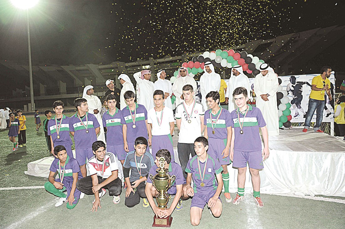 لاعبو «سبورتي» يحتفلون بالكأس