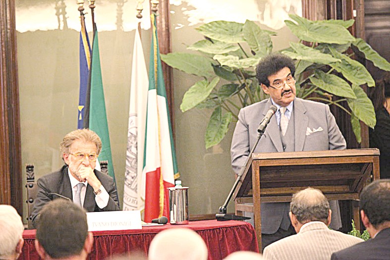 ... وملقيا كلمته في الجامعة