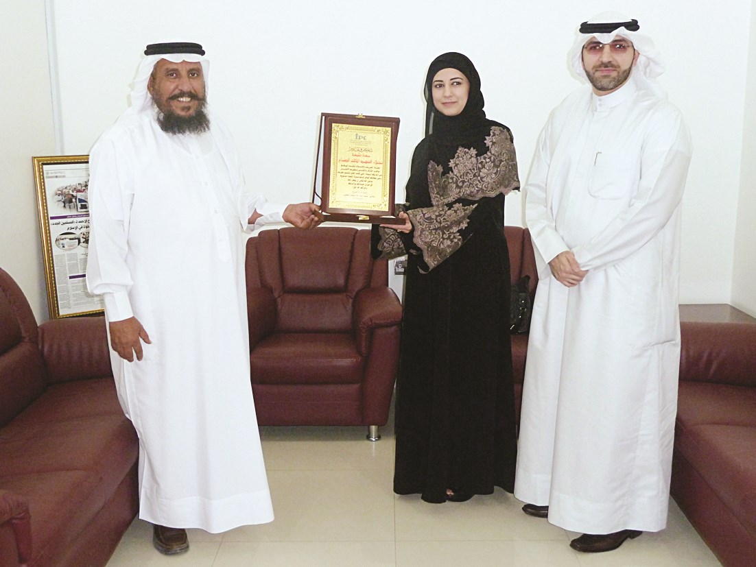 العجمي مكرماً الشيخة نجلاء الفهد المالك الصباح
