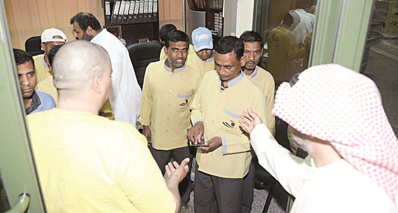 التدقيق على إقامات عمال النظافة