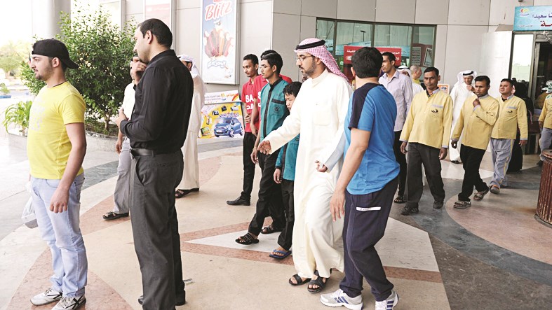 المخالفون في طريقهم إلى الإبعاد