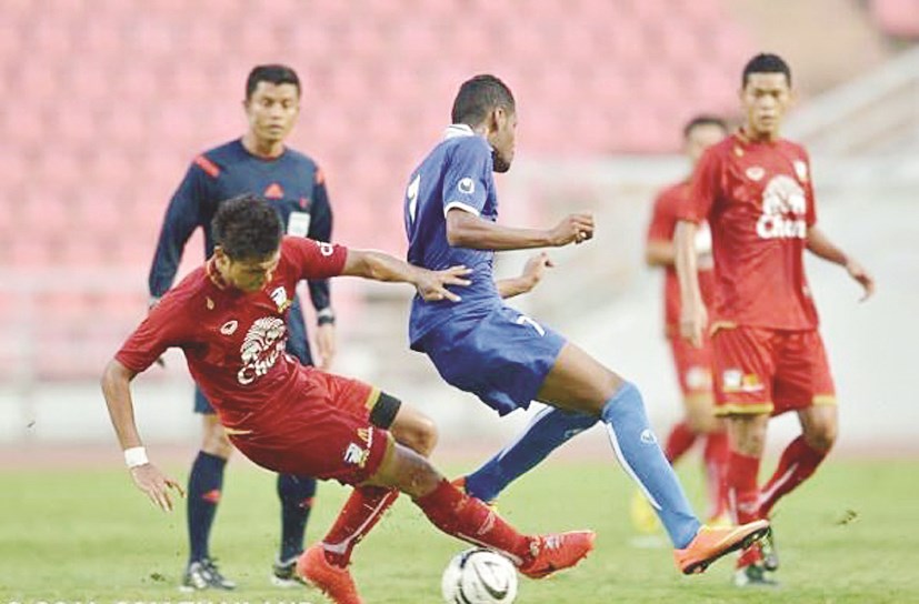 ناصر فرج محاصراً من لاعبي تايلند