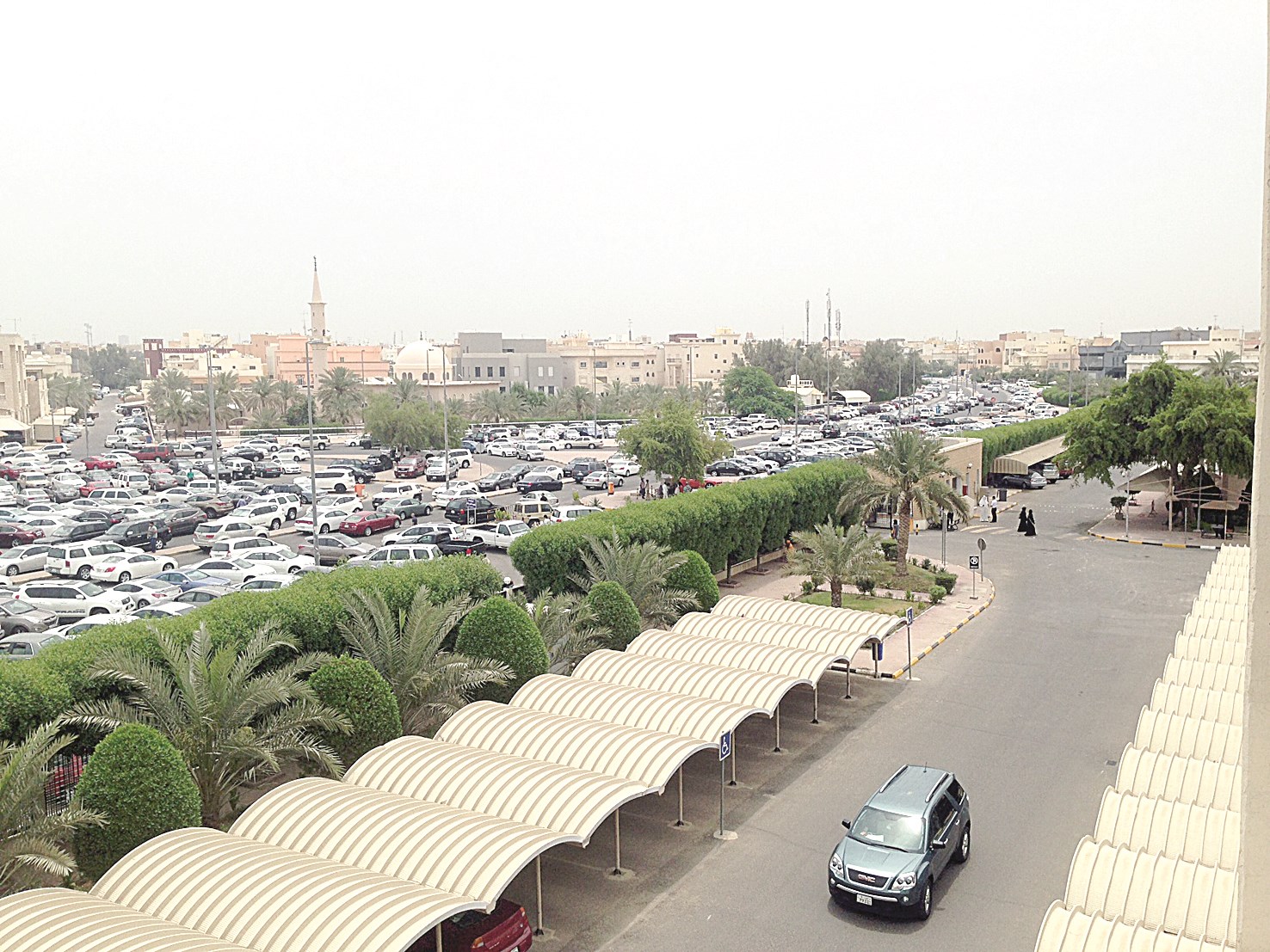 زحمة سير في الطرق المحيطة بالجامعة
