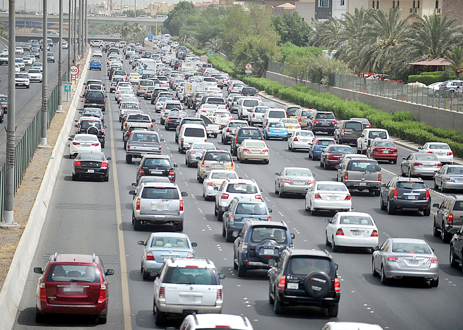 حارة الأمان استغلها قائدو السيارات بأمان