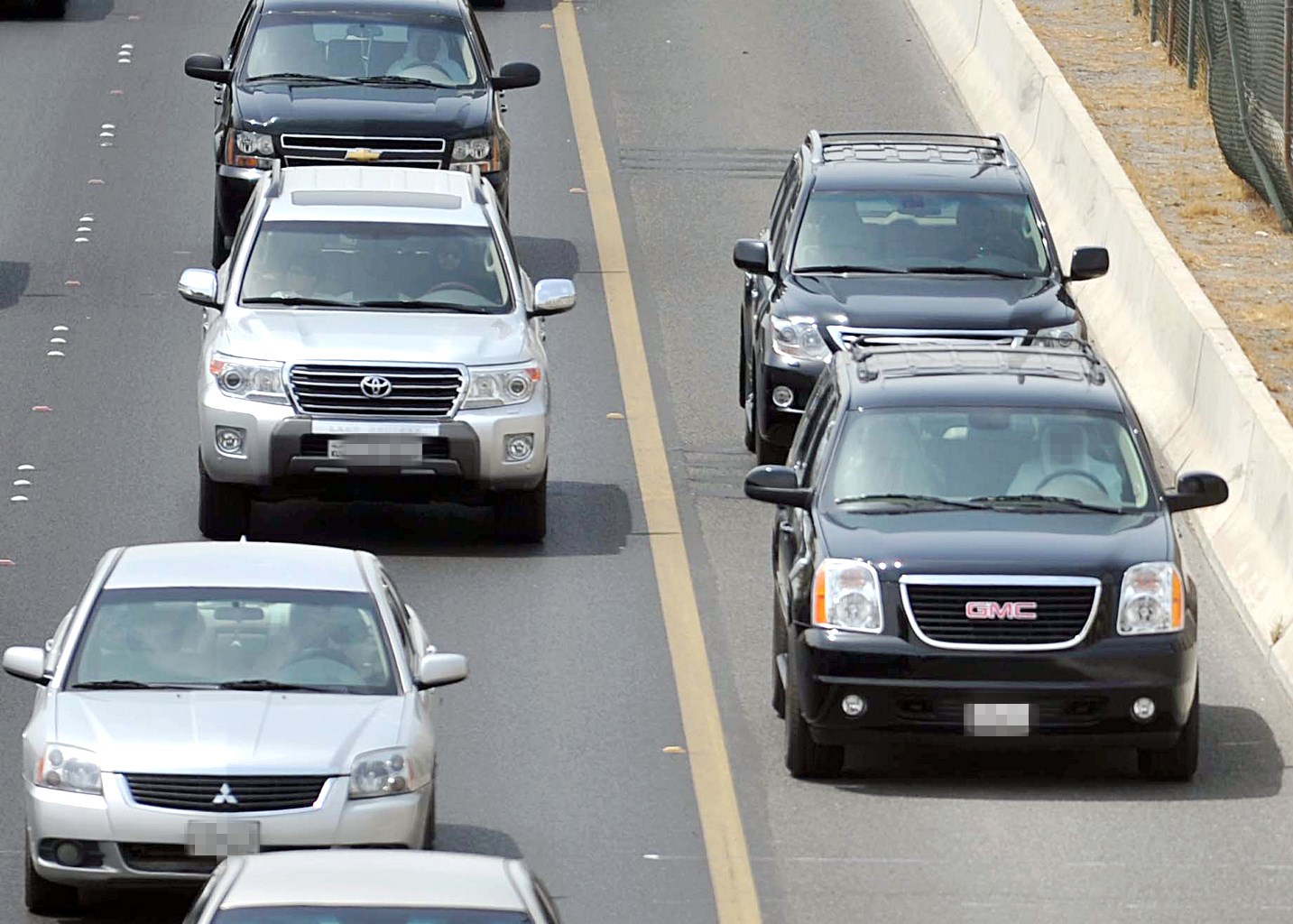 سيارتان على حارة الأمان