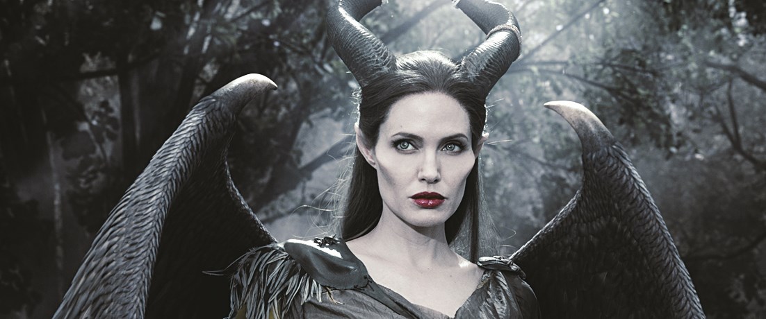 الساحرة بجناحين للطيران والقتال