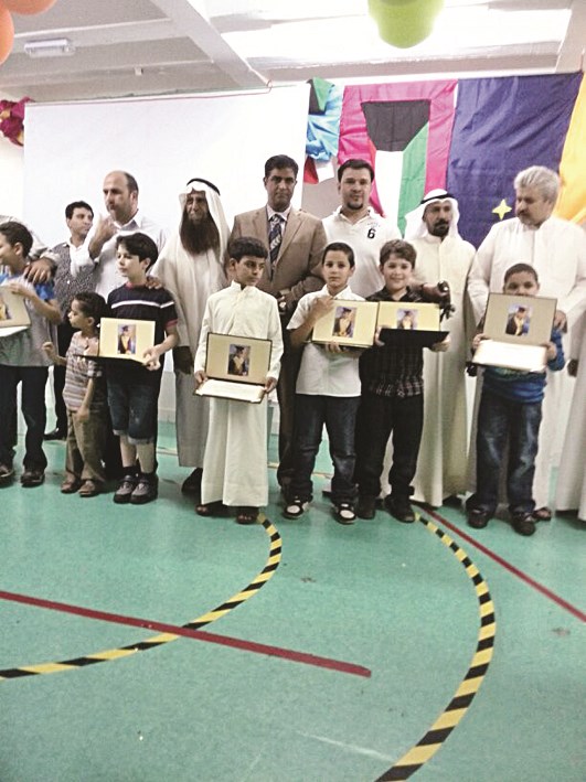 المدير المساعد متوسطا الطلاب الفائقين وأولياء أمورهم