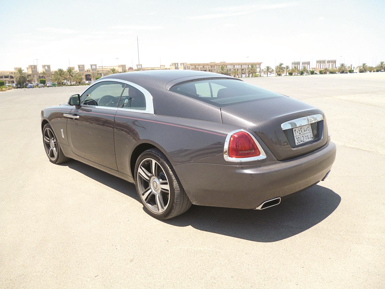 u062eu0644u0641u064au0629 u0623u0646u064au0642u0629 u0645u062au0645u0627u0634u064au0629 u0645u0639 u0631u0648u062du064au0629 u0627u0644u062au0635u0645u064au0645 u0627u0644u0643u0627u0645u0644