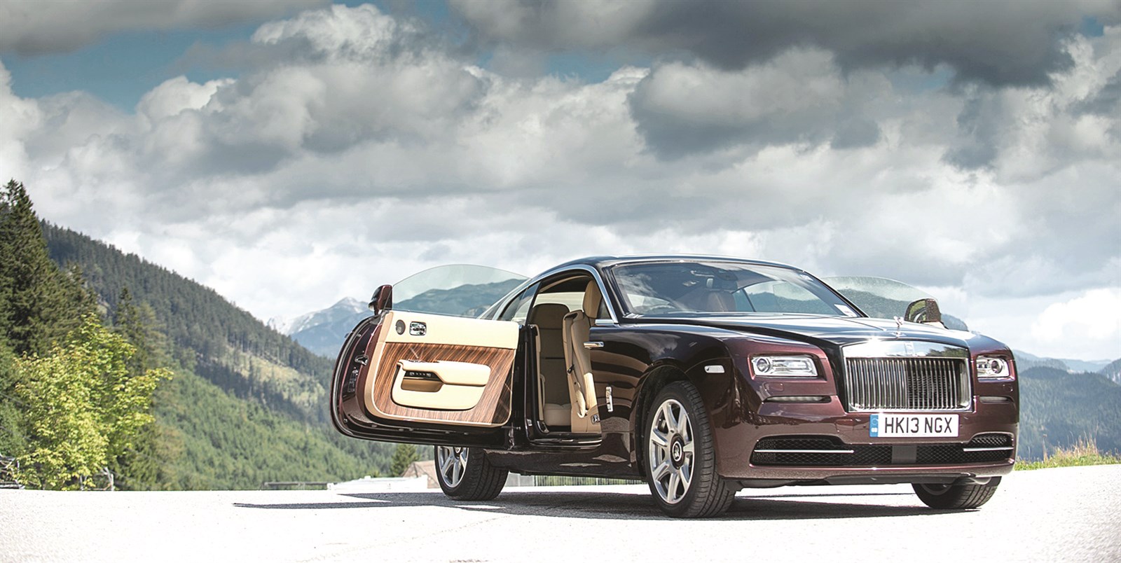 طريقة فريدة لفتح الباب اشتهرت بها رولز - رويس