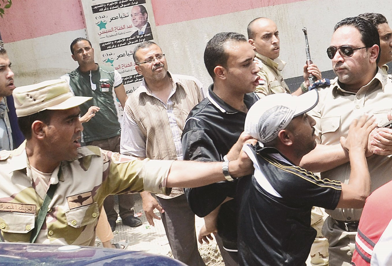 u0631u062cu0644 u0623u0645u0646 u0645u0635u0631u064a u064au0644u0642u064a u0627u0644u0642u0628u0636 u0639u0644u0649 u0645u0637u0644u0642 u0631u0635u0627u0635u0629 u0645u0637u0627u0637u064au0629 u062eu0627u0631u062c u0645u0642u0631 u0627u0646u062au062eu0627u0628u064a u0641u064a u0627u0644u0645u0646u0635u0648u0631u0629  (u0623 u0641 u0628)