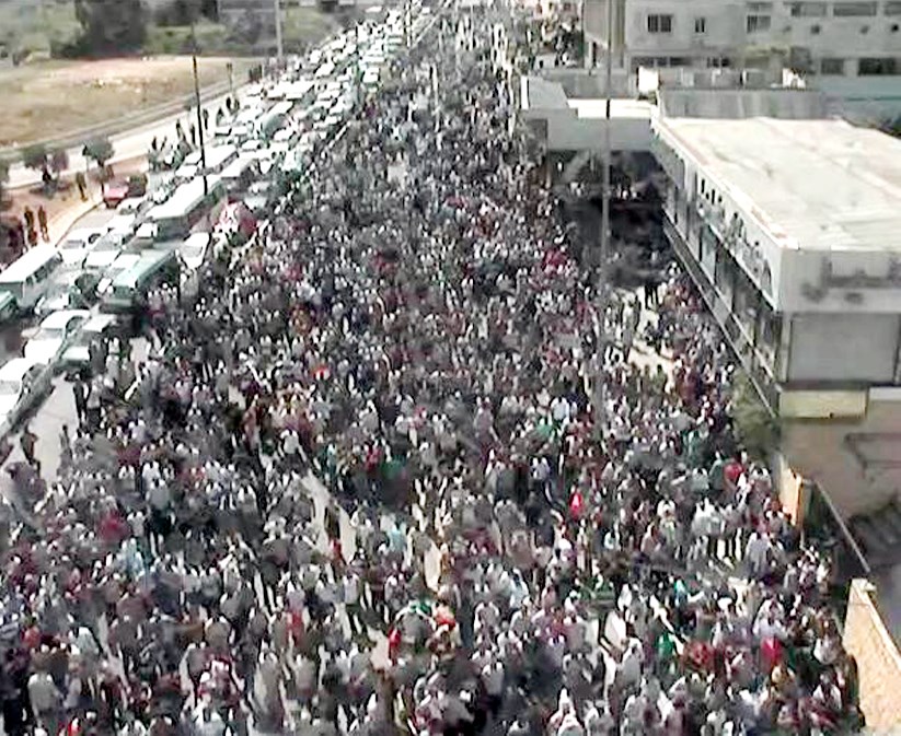 u0633u0648u0631u064au0648u0646 u0641u064a u0628u064au0631u0648u062a u0641u064a u0637u0631u064au0642u0647u0645 u0625u0644u0649 u0633u0641u0627u0631u0629 u0628u0644u062fu0647u0645 u0641u064a u0645u0646u0637u0642u0629 u0627u0644u064au0631u0632u0629