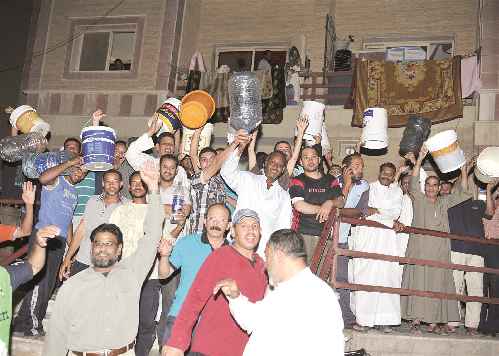 u0627u062du062au062cu0627u062c u0623u0645u0627u0645 u0625u062du062fu0649 u0627u0644u0628u0646u0627u064au0627u062a u0644u0644u0645u0637u0627u0644u0628u0629 u0628u062au0648u0641u064au0631 u0627u0644u0645u064au0627u0647 (u062au0635u0648u064au0631 u0633u0639u062f u0647u0646u062fu0627u0648u064a)