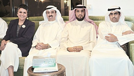 العدساني وقويعان والراشد وصفاء الهاشم خلال المؤتمر الصحافي امس (تصوير سعد هنداوي)