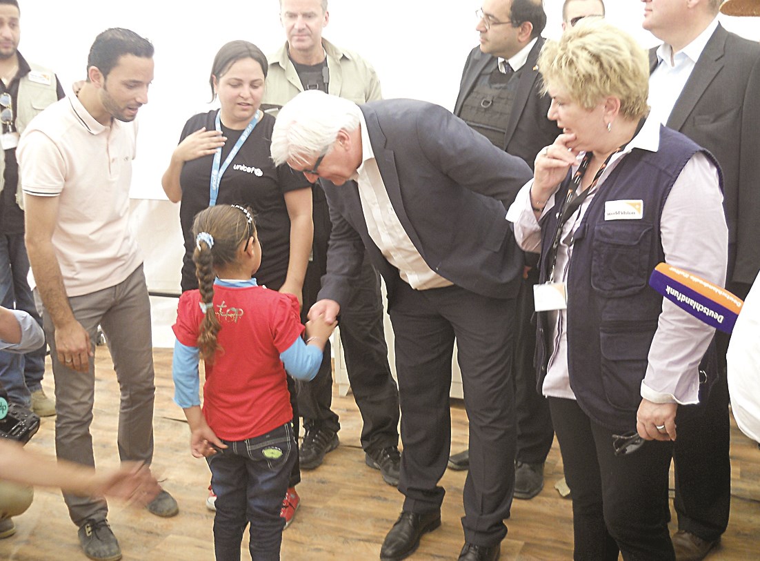 u0648u0632u064au0631 u0627u0644u062eu0627u0631u062cu064au0629 u0627u0644u0627u0644u0645u0627u0646u064a u064au0635u0627u0641u062d u0641u062au0627u0629 u062eu0644u0627u0644 u0632u064au0627u0631u062au0647 u0644u0645u062eu064au0645 u0644u0644u0627u062cu0626u064au0646 u0627u0644u0633u0648u0631u064au064au0646 u0641u064a u0645u0646u0637u0642u0629 u0628u0631 u0627u0644u064au0627u0633 u0627u0644u0644u0628u0646u0627u0646u064au0629 u0623u0645u0633 (u0627 u0641 u0628)