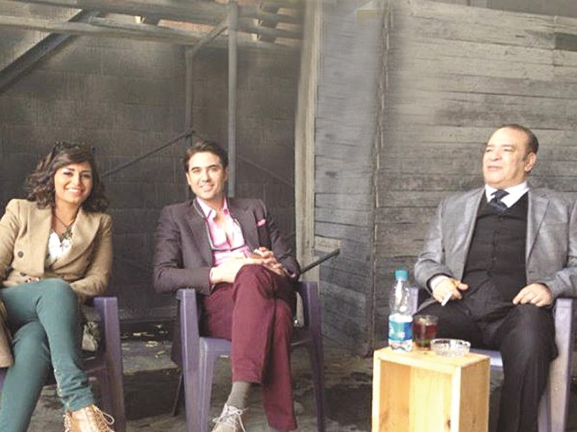 مع أحمد عز ومنة فضالة في كواليس مسلسل «اكسلانس»