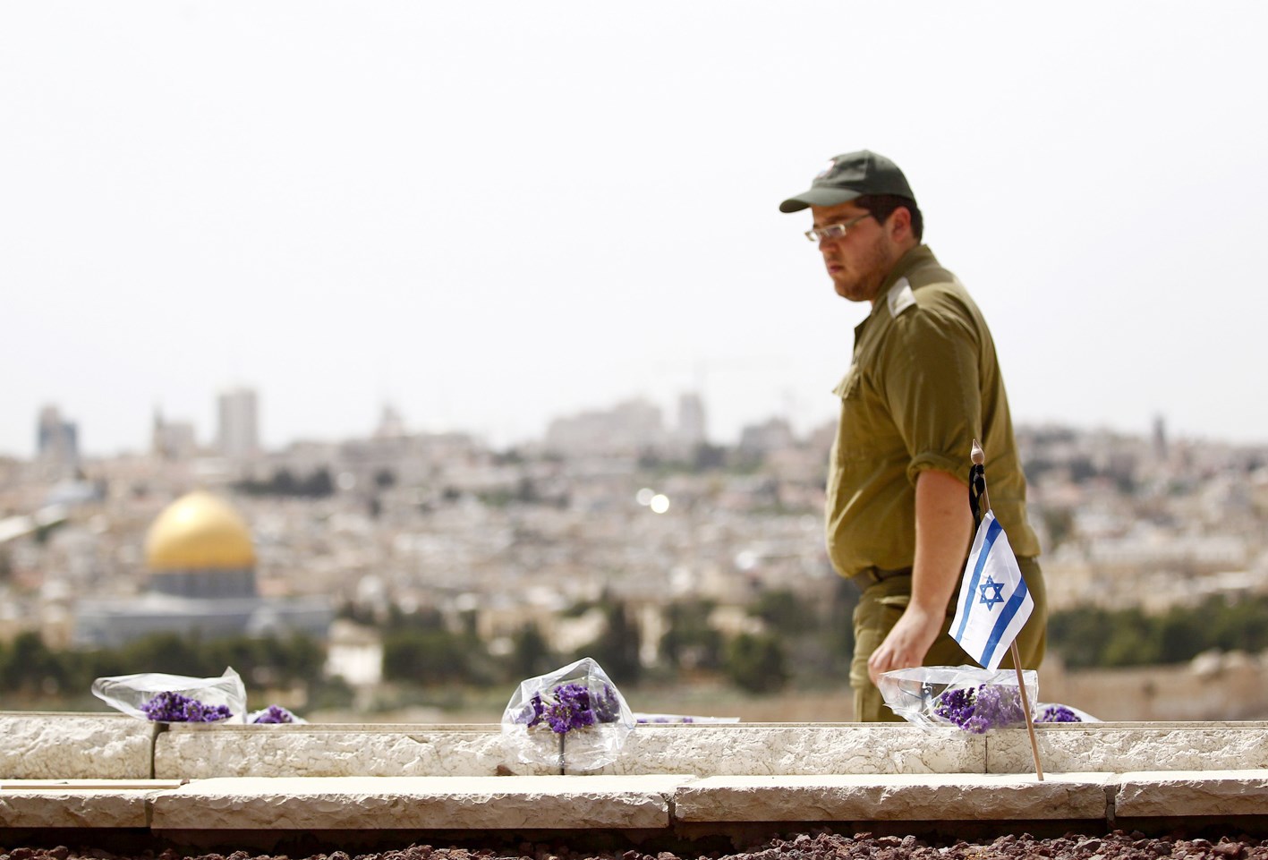 u062cu0646u062fu064a u0627u0633u0631u0627u0626u064au0644u064a u064au0645u0631 u0642u0631u0628 u0645u0642u0628u0631u0629 u0639u0633u0643u0631u064au0629 u0641u064a u062cu0628u0644 u0627u0644u0632u064au062au0648u0646 u0641u064a u0627u0644u0642u062fu0633 u0623u0645u0633 (u0631u0648u064au062au0631u0632)