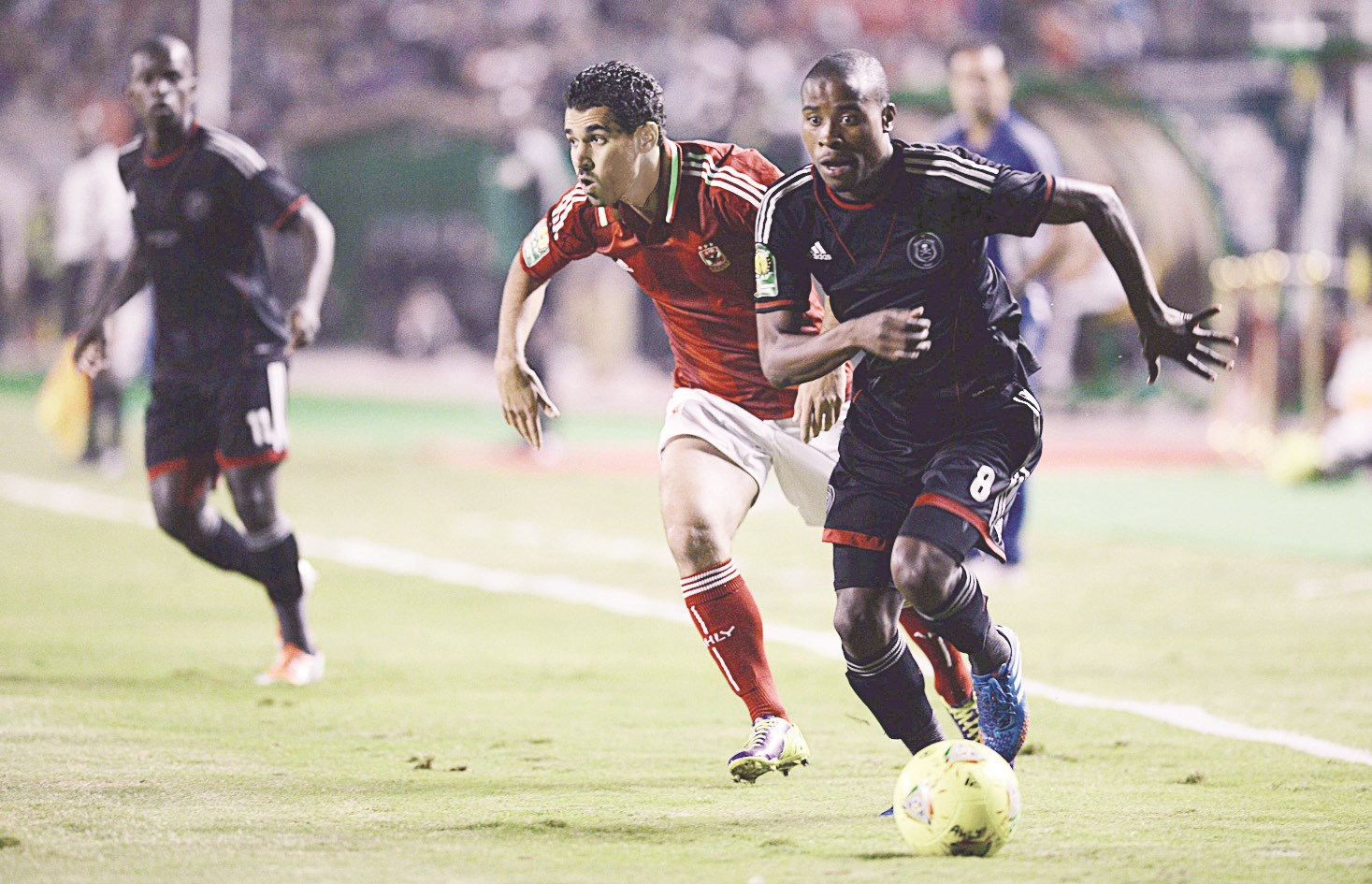 عبدالله السعيد سجل هدف التعادل لفريقه وهو يلاحق لاعباً أفريقياً