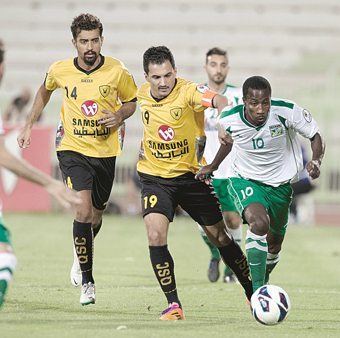 عبدالقادر فال يتقدم بالكرة يلاحقه نواف المطيري وطلال العامر