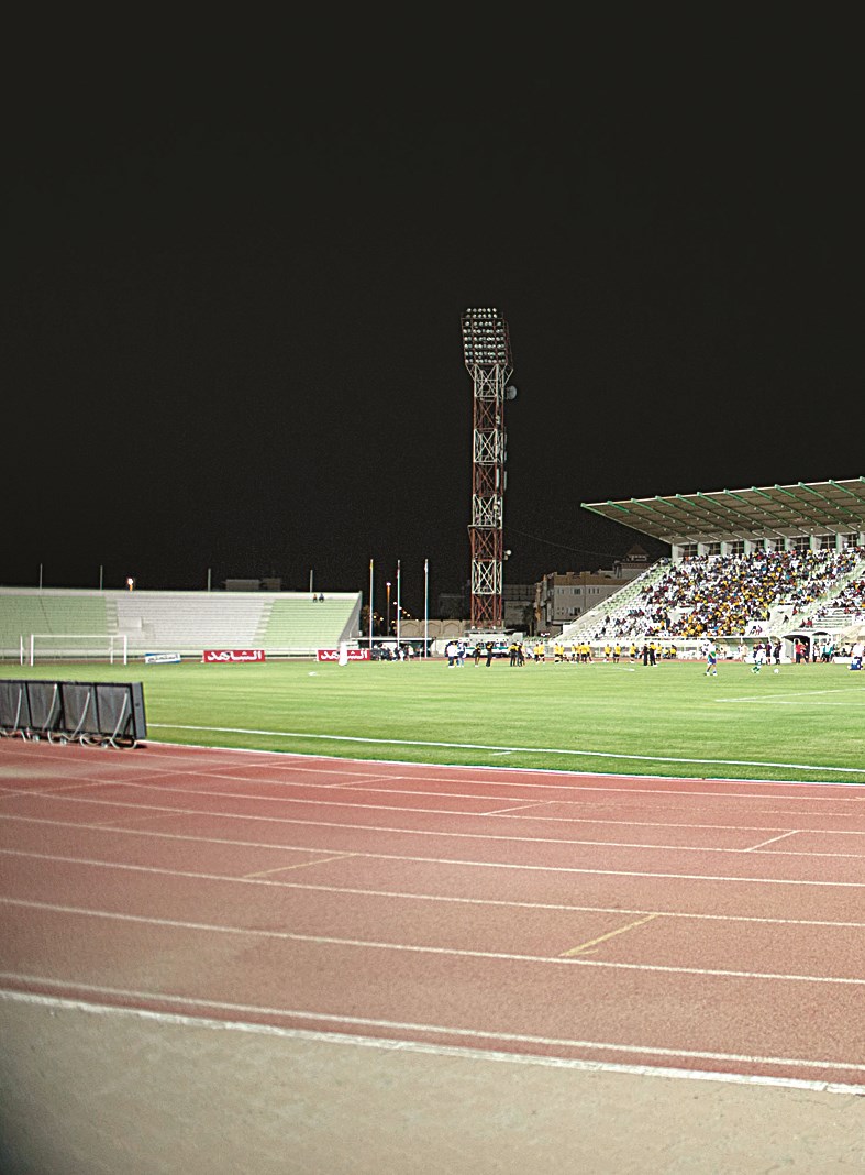 أحد أعمدة الإنارة التي تسببت في تأخير اللقاء