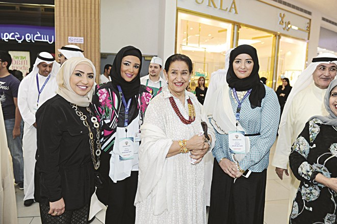 شيخة العبدالله مع موظفي الهيئة (تصوير زكرياعطية)