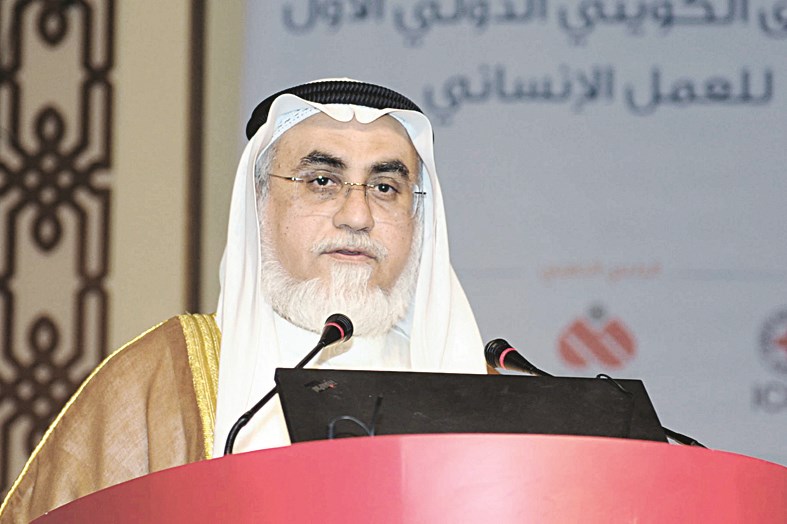 عبدالمحسن الجارالله في المنتدى (تصوير زكريا عطية)