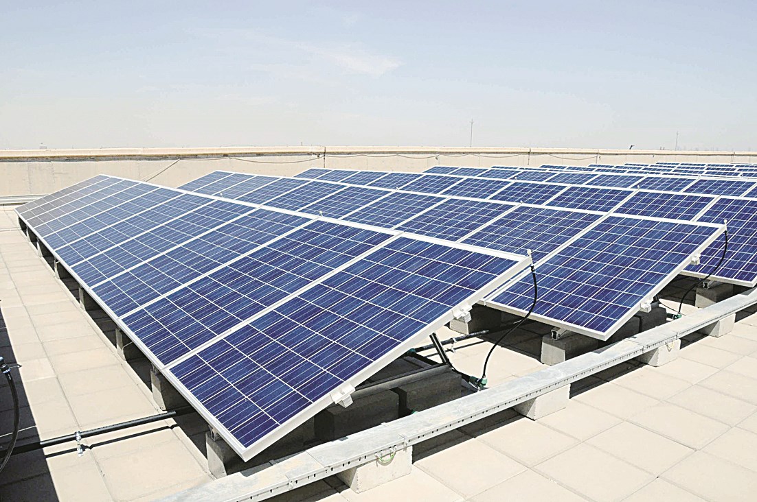 مشروع الطاقة الشمسية كما بدا فوق مبنى وزارة الكهرباء