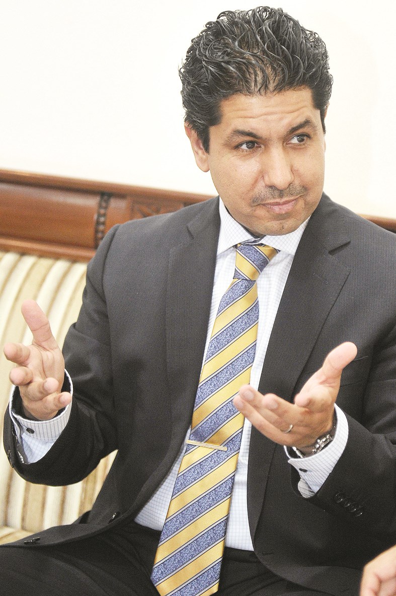 الفضلي في ديوانية «الراي» (تصوير جاسم البارون)