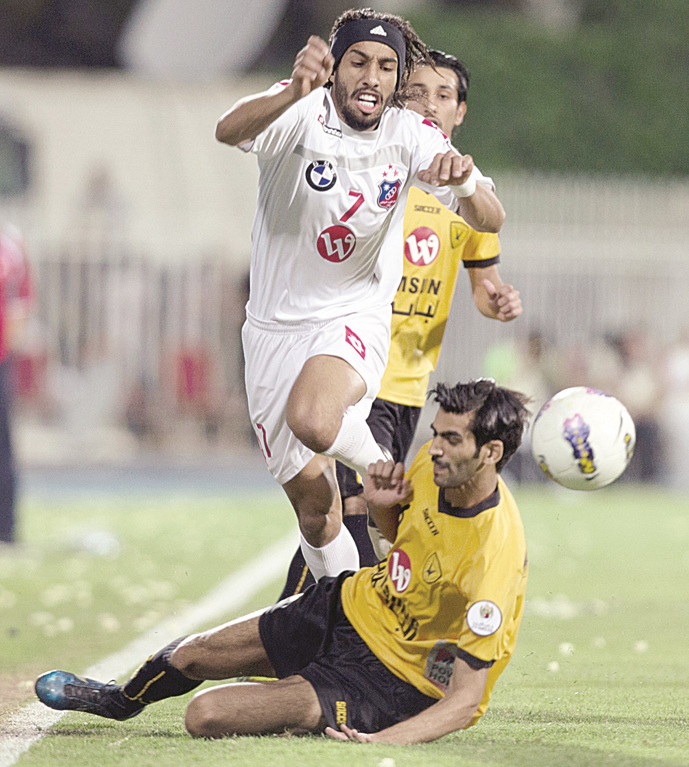 فهد العنزي يحاول تخطي خالد القحطاني