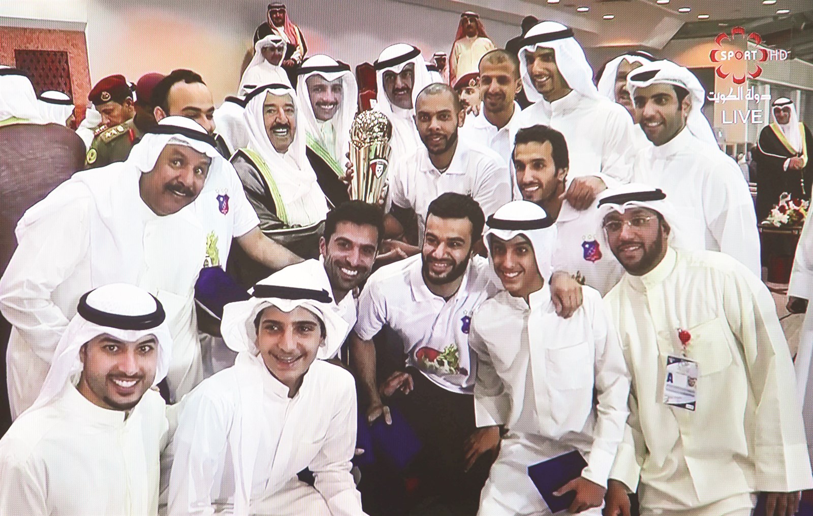 سمو الأمير يسلم الكأس إلى جراح العتيقي بحضور رئيس مجلس الأمة مرزوق الغانم