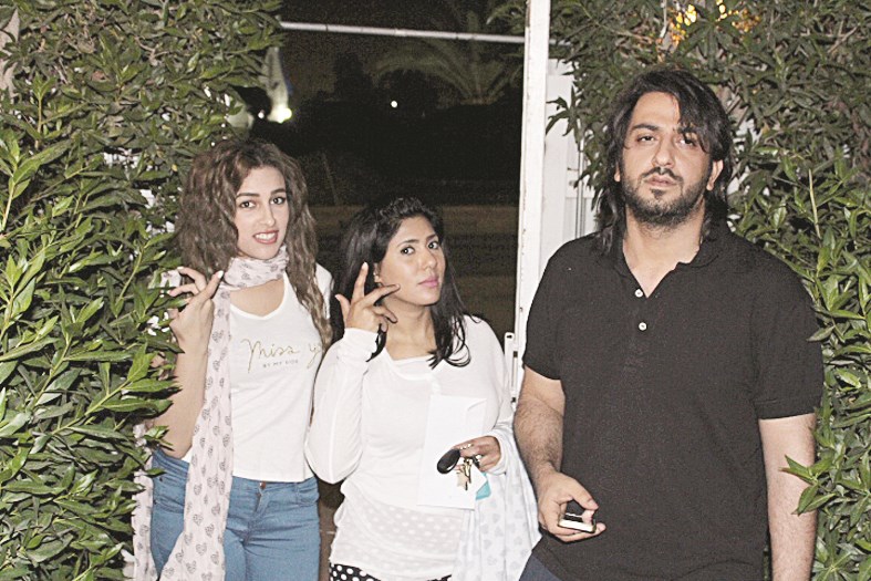 محمود بوشهري وملاك وأميرة النجدي خلال تصوير «جرح السنين»