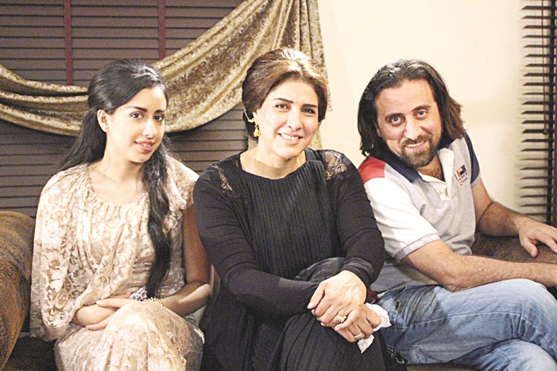 زهرة عرفات تتوسط منير الزعبي وفرح الهادي في كواليس «جرح السنين»