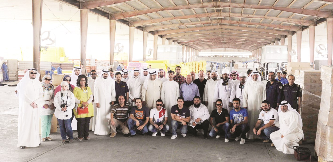 المشاركون في الورشة خلال جولتهم في جمرك الصليبية