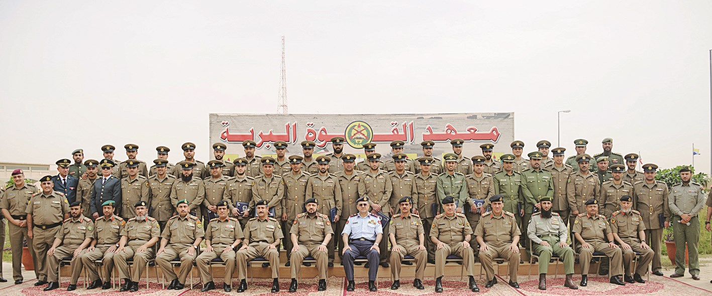 u0627u0644u062eu0631u064au062cu0648u0646 u0641u064a u0644u0642u0637u0629 u062cu0645u0627u0639u064au0629 u0645u0639 u0631u0626u064au0633 u0647u064au0626u0629 u0627u0644u062au0639u0644u064au0645 u0627u0644u0639u0633u0643u0631u064a u0648u0642u0627u062fu0629 u0627u0644u0645u0639u0647u062f