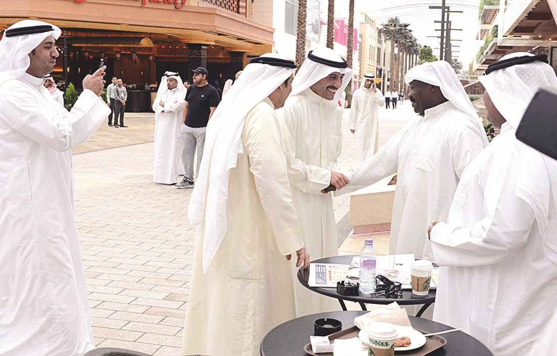 الغانم مصافحاً احد المواطنين