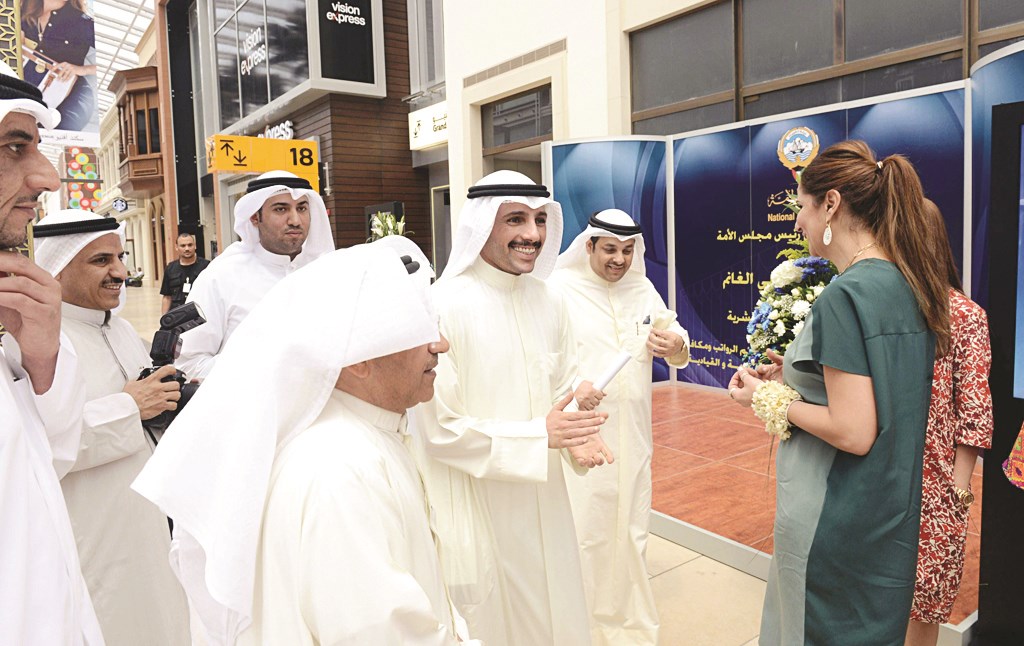 الغانم يستفسر من عضوة بفريق الاستبيان عن سير الاجراءات