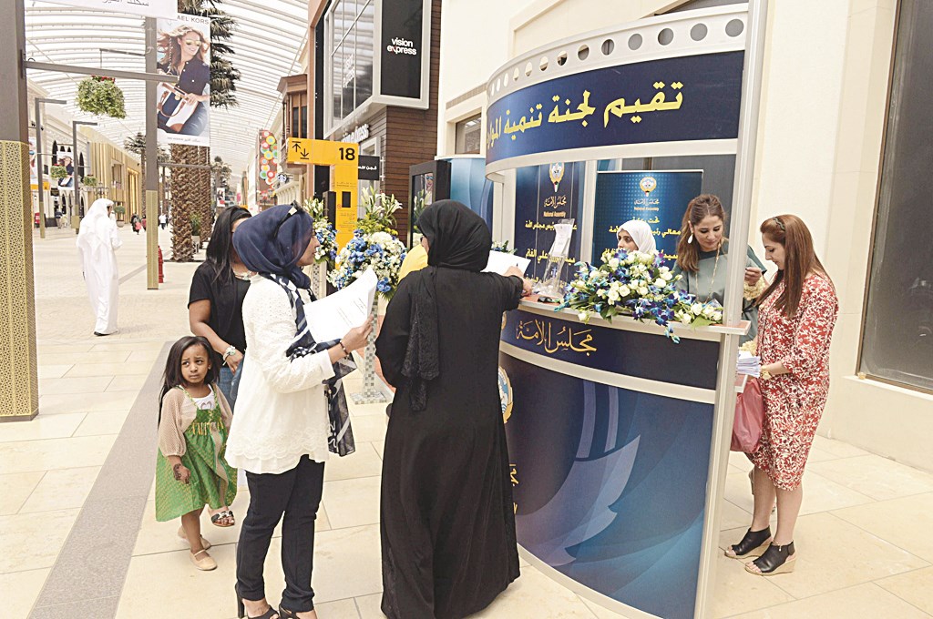 مواطنات برفقة أولادهن للمشاركة