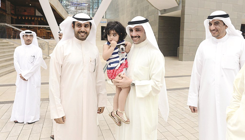 مواطن مع طفلته في لقطة مع الغانم