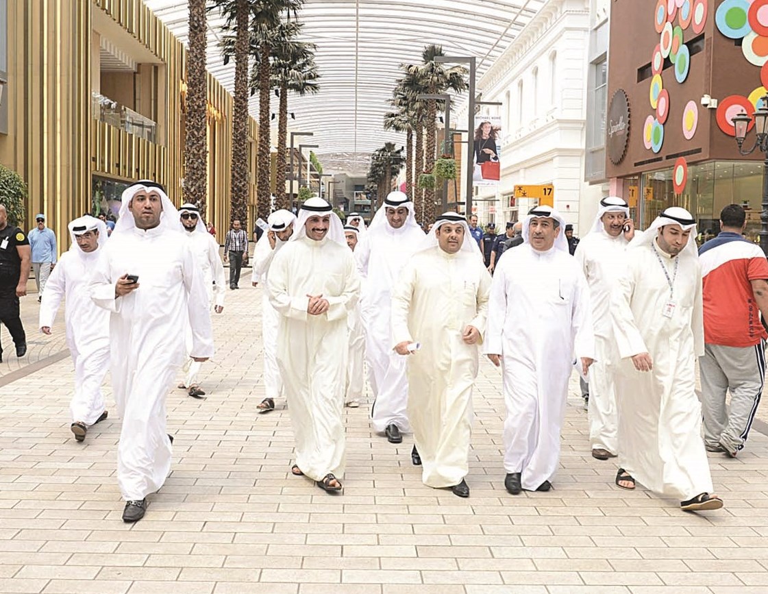 ... وفي طريقه إلى تدشين الإستبيان مع الصانع والوفد البرلماني (تصوير أسعد عبدالله)