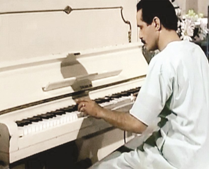 يعزف على البيانو في «على الدنيا السلام»