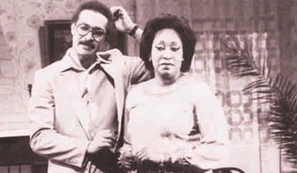 ... ومع زوجته الراحلة الفنانة طيبة الفرج في أحد الأعمال