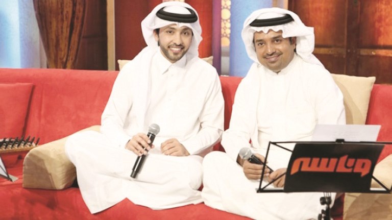 في إحدى جلساته الغنائية مع فهد الكبيسي