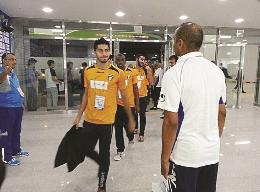 u0644u0627u0639u0628u0648 u00abu0627u0644u0623u0632u0631u0642u00bb u0644u062du0638u0629 u062fu062eu0648u0644u0647u0645 u0623u0631u0636 u0627u0644u0645u0644u0639u0628