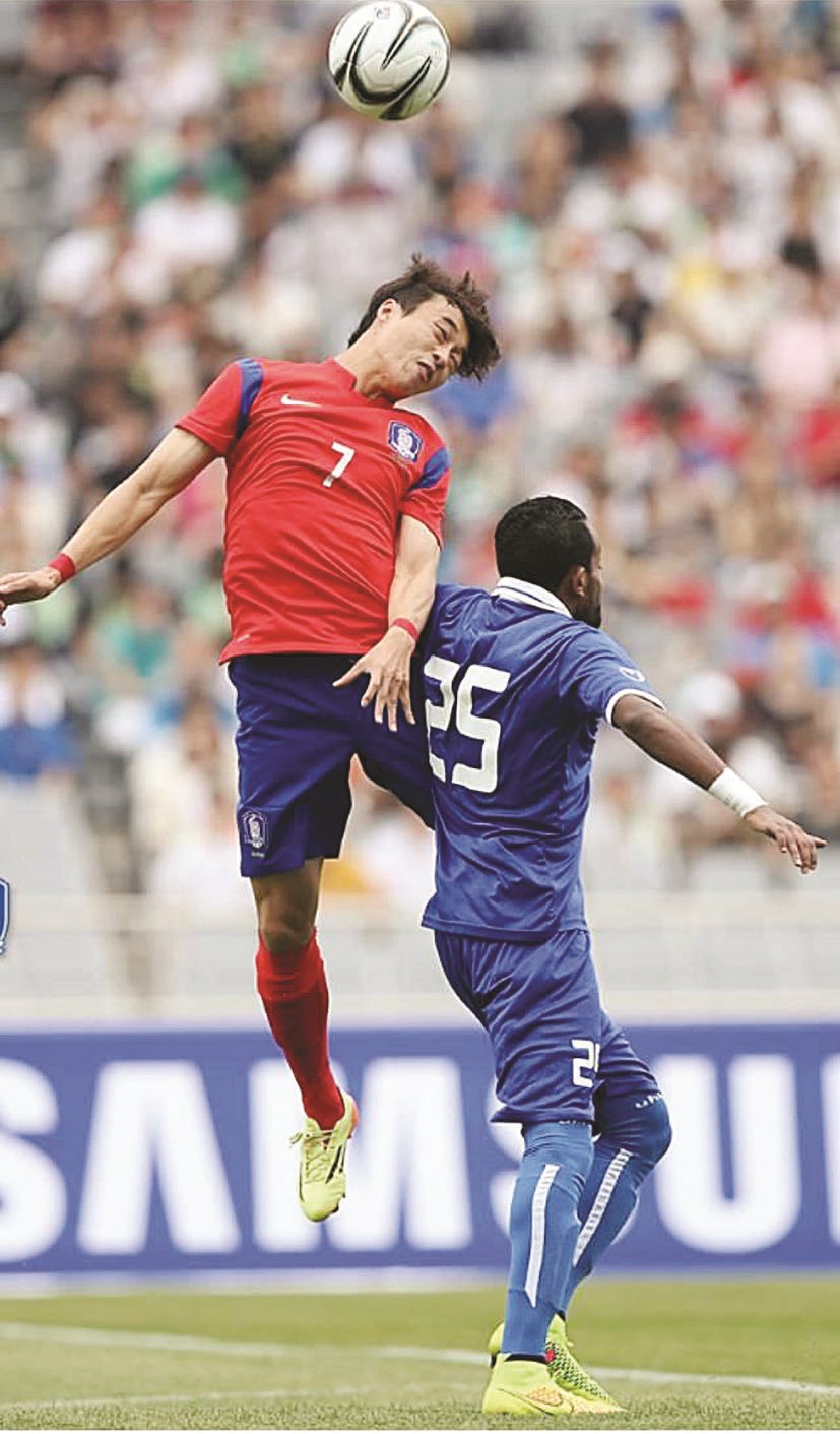 ضاري سعيد في كرة مشتركة مع لاعب كوري