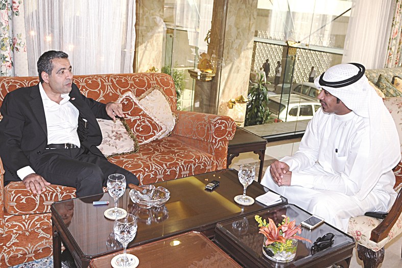 السفير حسن ضياء متحدثا للزميل ناصر المحيسن